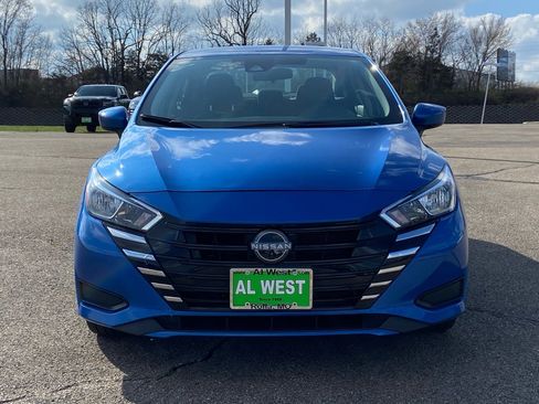 Used 2023 Nissan Versa SV image 3