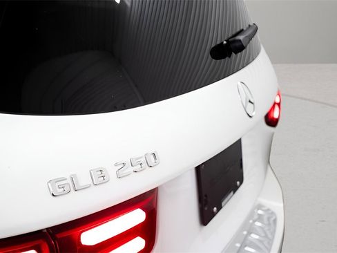 Used 2025 Mercedes-Benz GLB 250 image 7