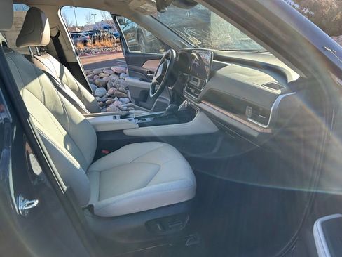 Used 2025 Toyota Grand Highlander Limited image 22