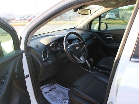 Used 2020 Chevrolet Trax LT w/ LT Convenience Package FWD image 12