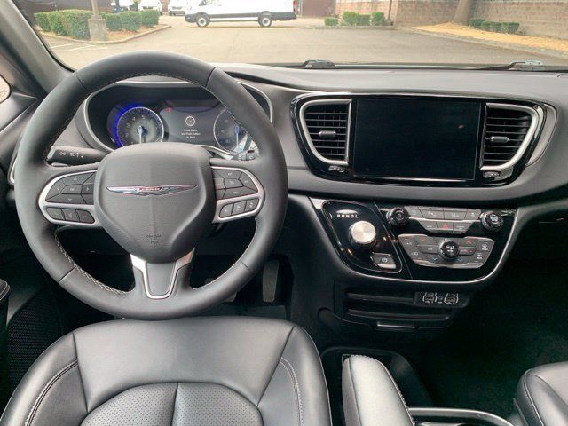 Used 2025 Chrysler Pacifica Select FWD image 17