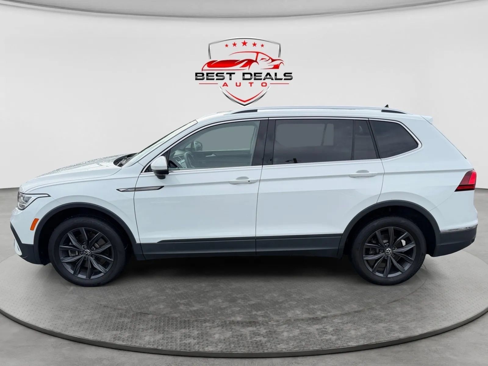 Used 2022 Volkswagen Tiguan SE AWD/4WD image 2