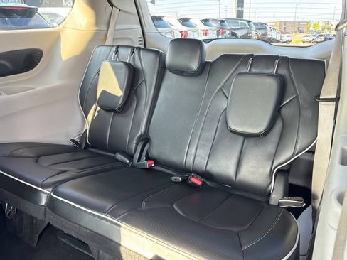 Used 2023 Chrysler Pacifica Limited FWD image 11