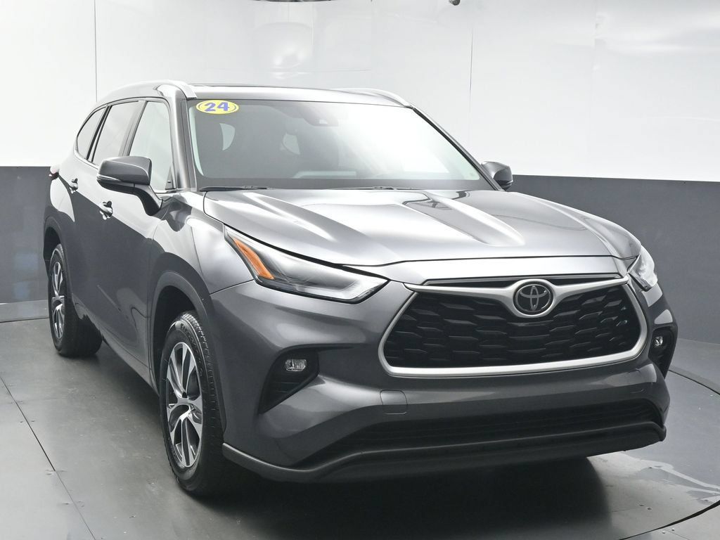 Used 2024 Toyota Highlander XLE FWD image 2