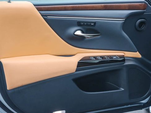 Certified 2025 Lexus ES 300h w/ Premium Package image 20