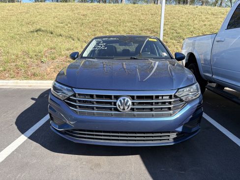 Used 2020 Volkswagen Jetta SE w/ SE Cold Weather Package image 2