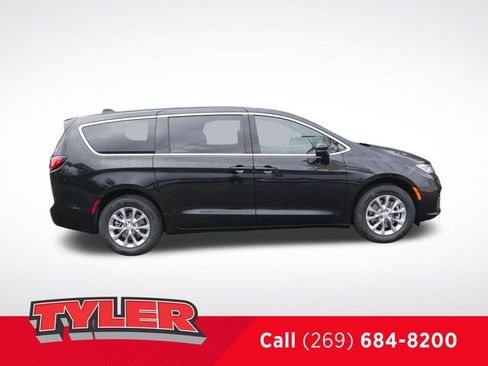 New 2026 Chrysler Pacifica Select image 9