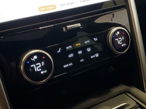 Used 2025 Land Rover Discovery Dynamic SE image 24