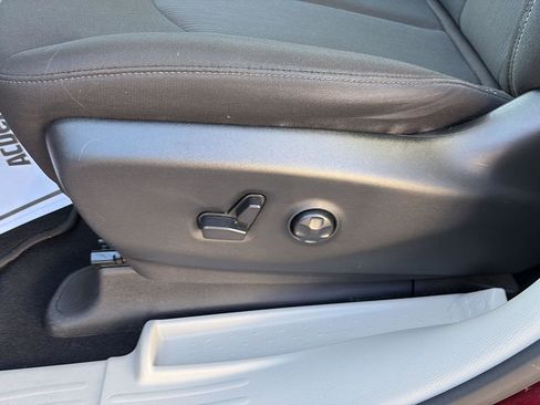 Used 2023 Chrysler Voyager LX image 11