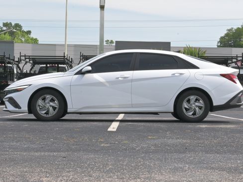 Used 2024 Hyundai Elantra SE FWD image 7
