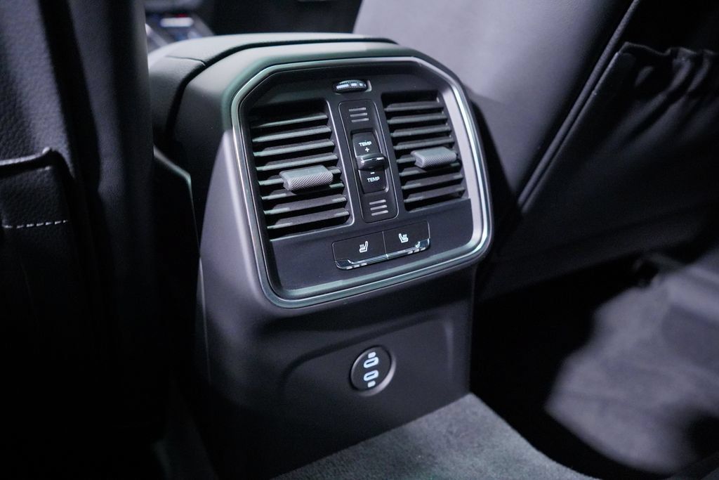 Used 2024 Porsche Macan AWD/4WD image 17