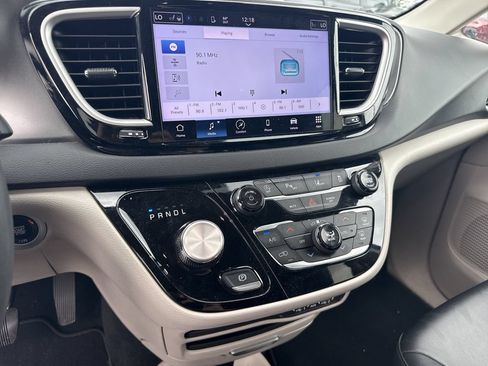 Used 2024 Chrysler Pacifica Touring-L FWD image 20
