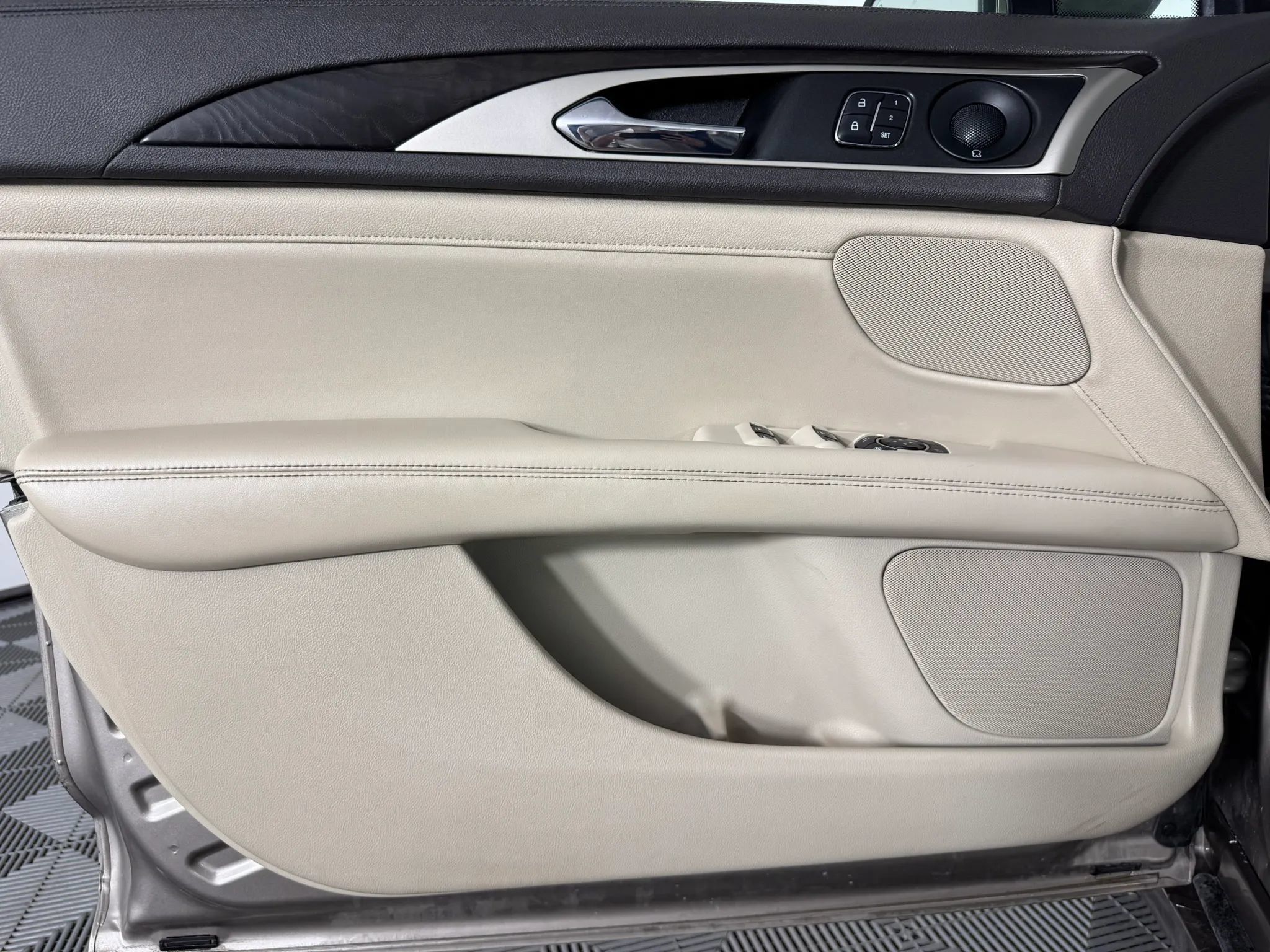 Used 2020 Lincoln MKZ Reserve FWD image 43