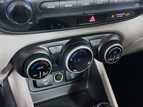 Used 2025 Hyundai Venue SEL image 23