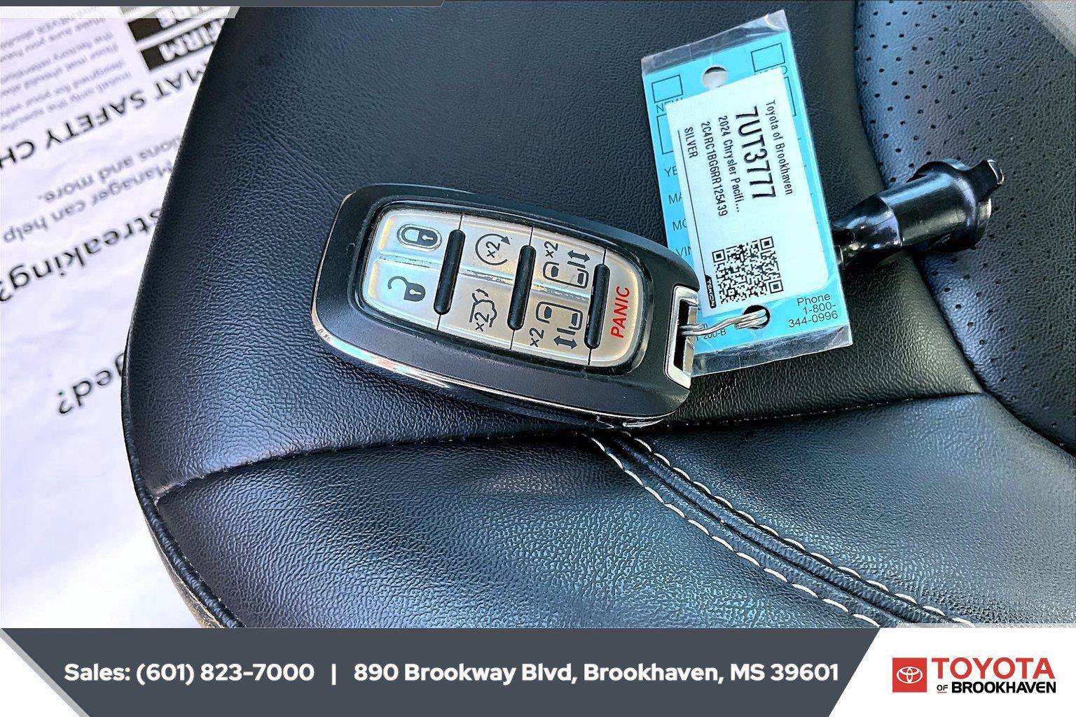 Used 2024 Chrysler Pacifica Touring-L FWD image 9