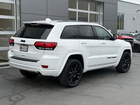 Used 2019 Jeep Grand Cherokee Altitude image 2