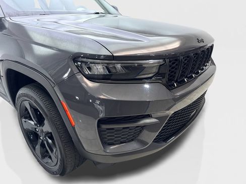 Used 2023 Jeep Grand Cherokee Altitude AWD/4WD image 17