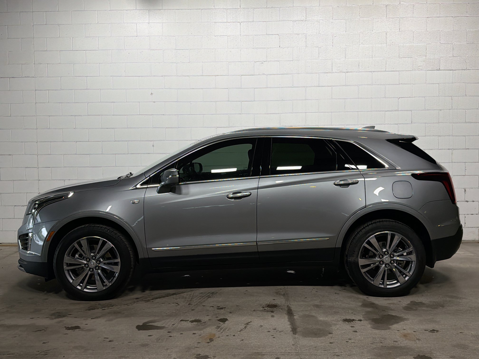 Used 2025 Cadillac XT5 Premium Luxury FWD image 2