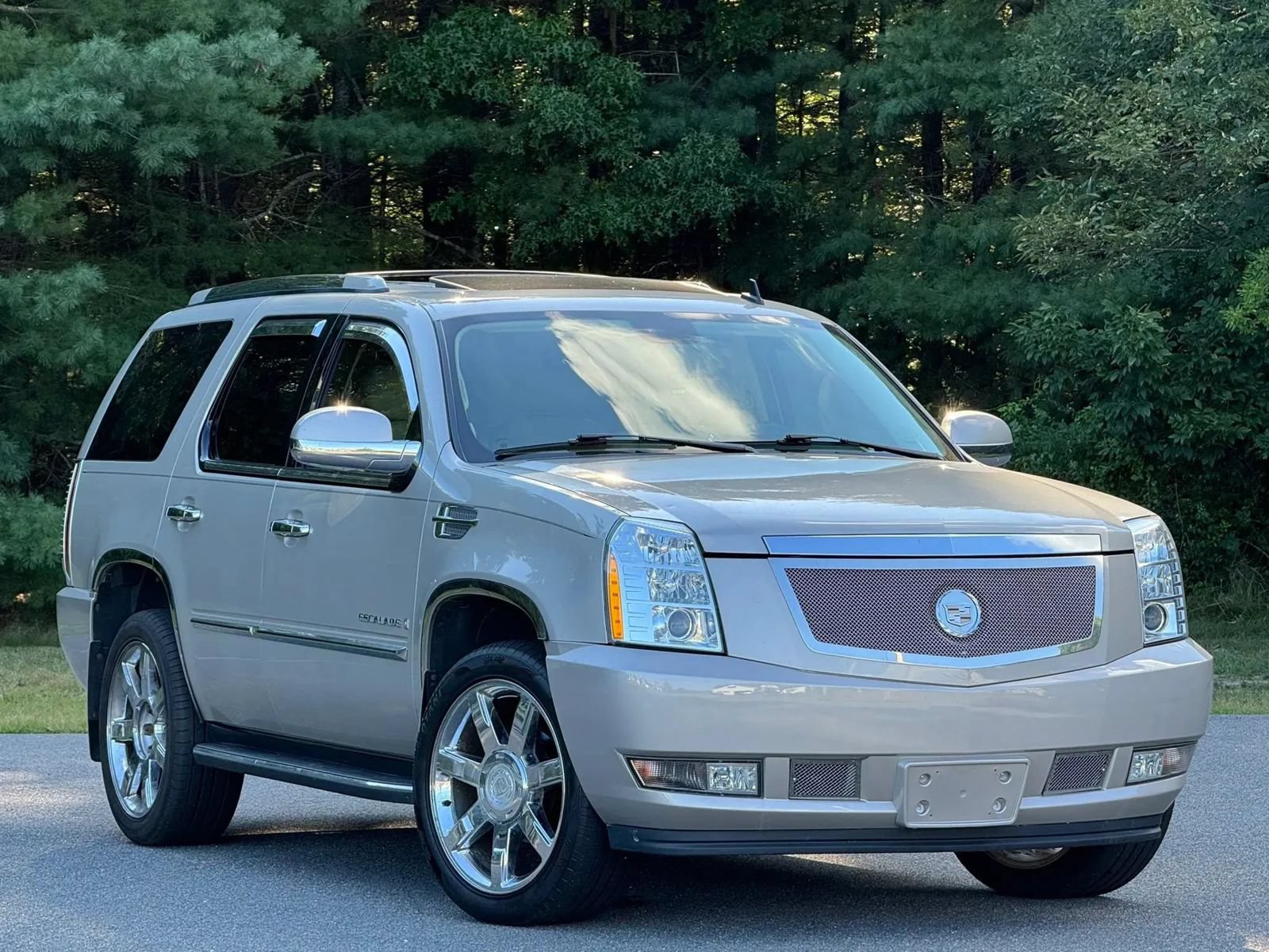 Used 2008 Cadillac Escalade AWD image 2