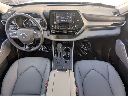 Used 2020 Toyota Highlander XLE image 19