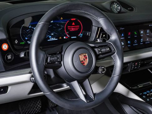 Certified 2025 Porsche Cayenne Coupe AWD/4WD image 18