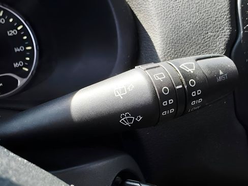 Used 2015 Jeep Renegade Latitude FWD image 24