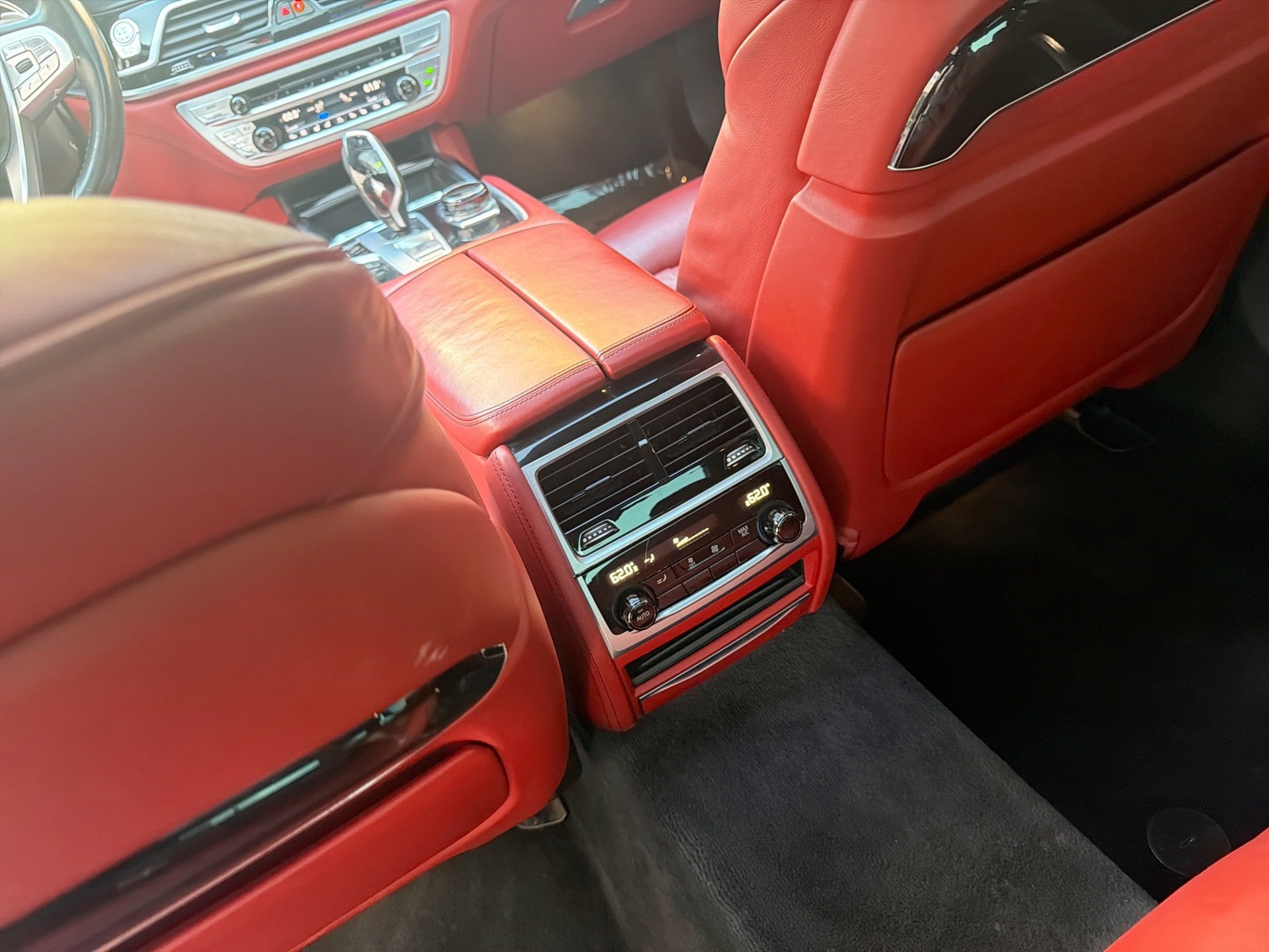 Used 2018 BMW 750i w/ Executive Package RWD image 24