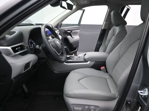 Used 2026 Toyota Highlander XLE image 12