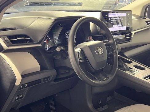 Used 2023 Toyota Sienna LE image 16