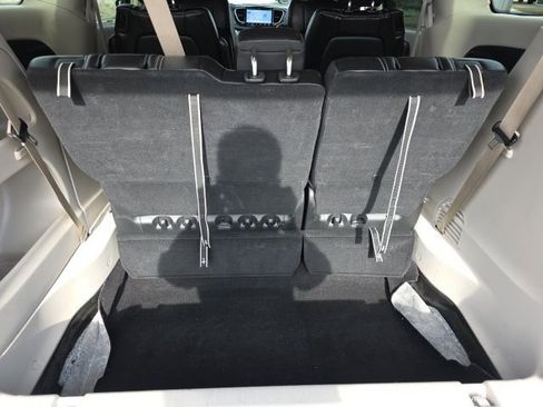 Used 2024 Chrysler Pacifica Touring-L image 15