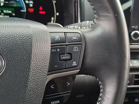 Used 2025 Toyota Camry SE FWD image 17