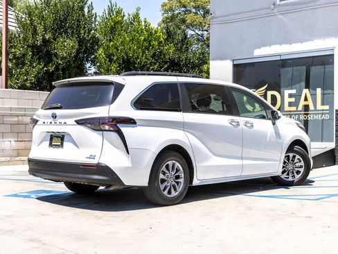 Used 2023 Toyota Sienna XLE FWD image 15