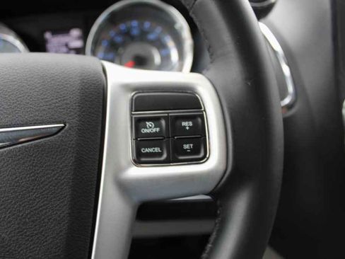 Used 2014 Chrysler Town & Country Touring image 16