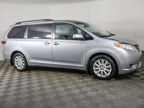 Used 2017 Toyota Sienna XLE w/ XLE Navigation Package image 15