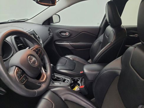 Used 2019 Jeep Cherokee Latitude Plus w/ Comfort/Convenience Group image 17