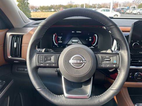 Used 2024 Nissan Pathfinder Platinum image 12