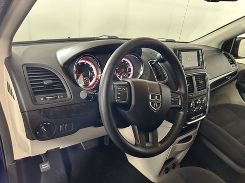 Used 2018 Dodge Grand Caravan SE w/ UConnect Hands-Free Group FWD image 11