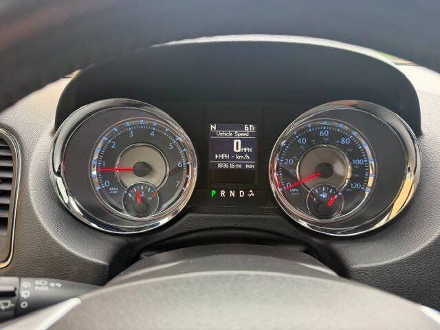 Used 2012 Chrysler Town & Country Touring w/ Entertainment Group #1 FWD image 10