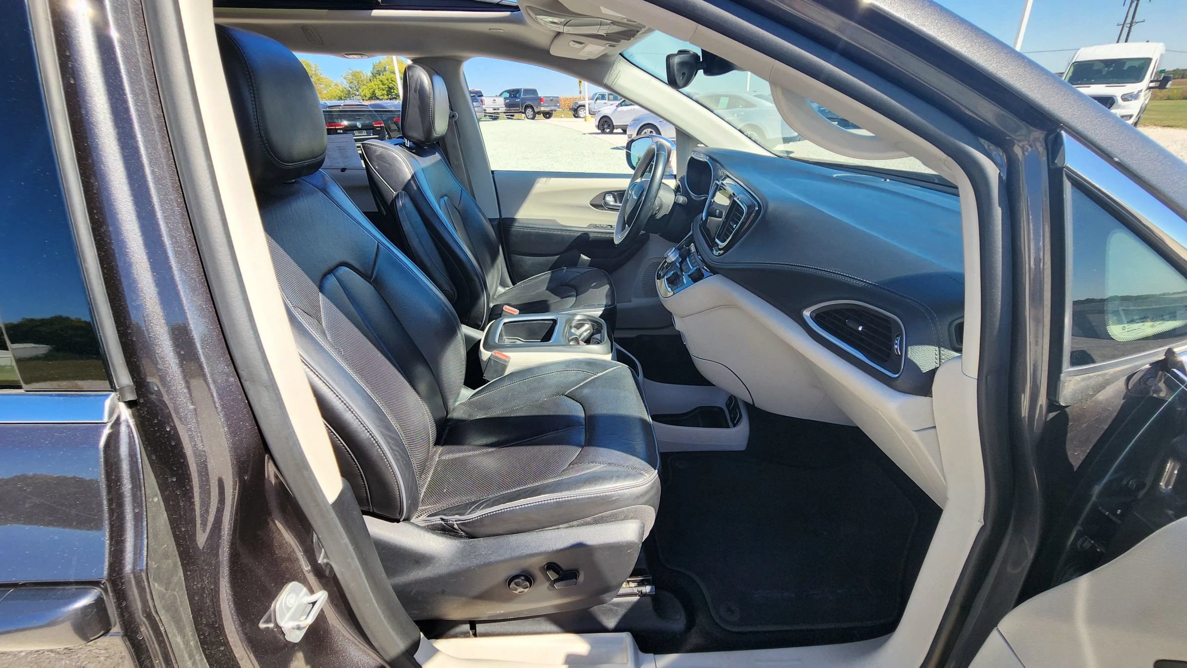 Used 2017 Chrysler Pacifica Limited FWD image 11