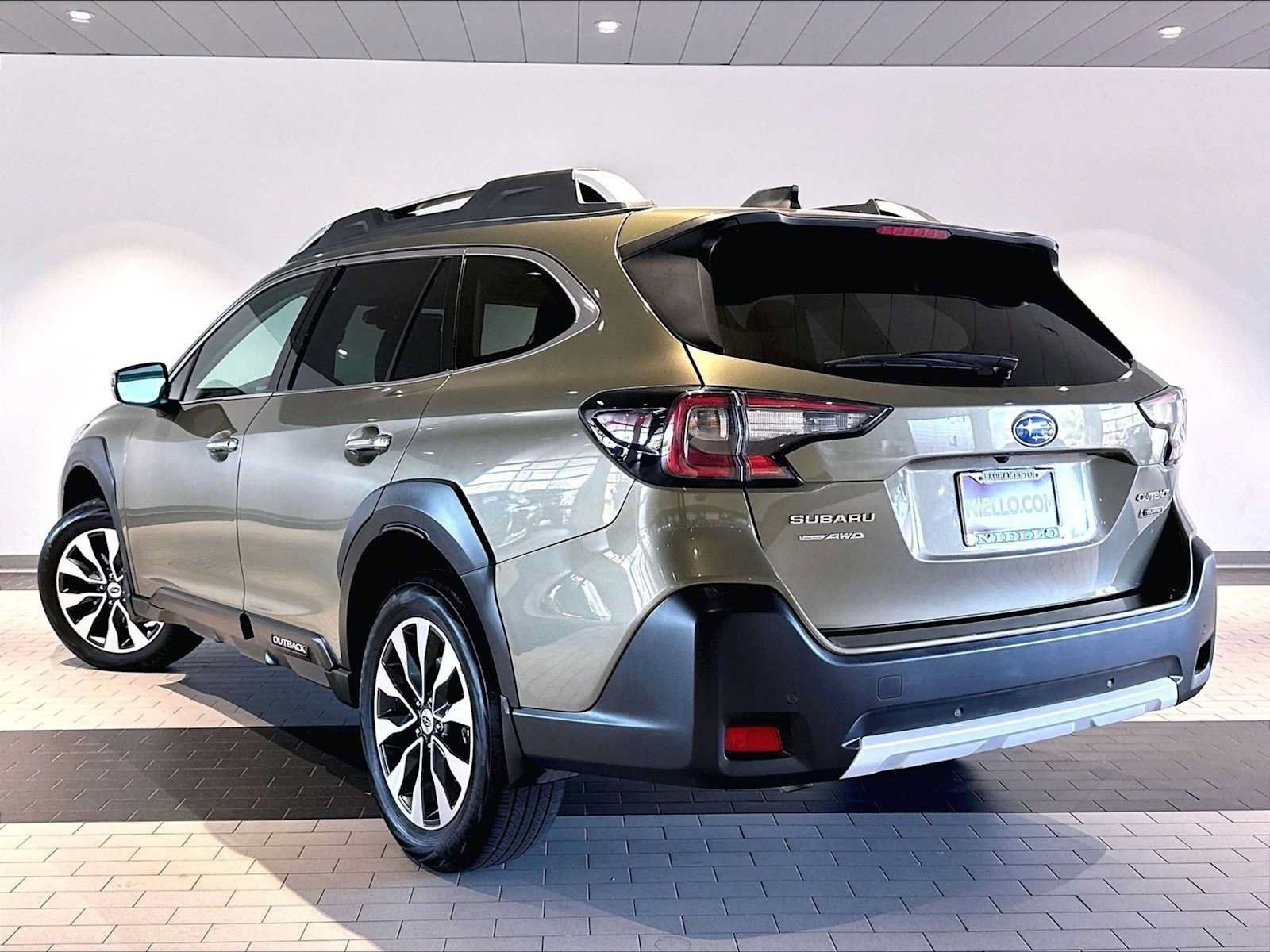 Used 2023 Subaru Outback Touring AWD/4WD image 3