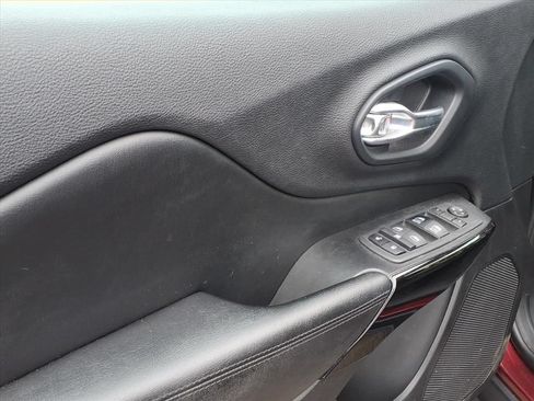 Used 2019 Jeep Cherokee Latitude Plus AWD/4WD image 5