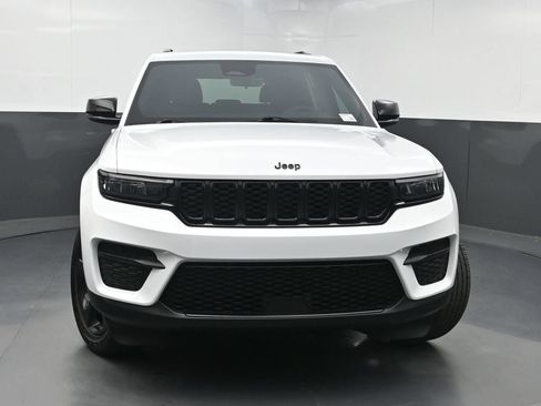 Used 2025 Jeep Grand Cherokee Altitude RWD image 41
