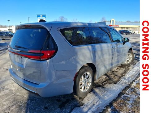 Used 2024 Chrysler Pacifica Touring-L image 4