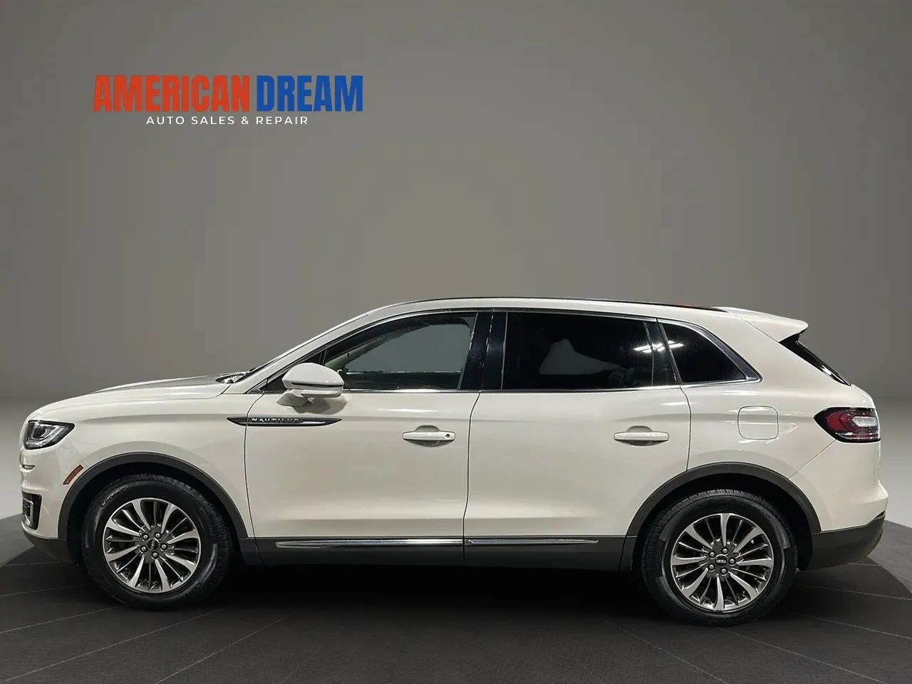 Used 2019 Lincoln Nautilus Select AWD/4WD image 2