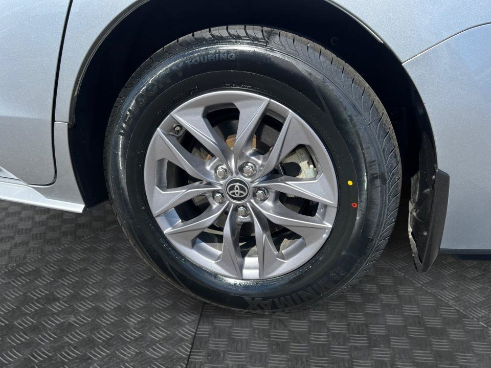 Used 2025 Toyota Sienna XLE FWD image 22