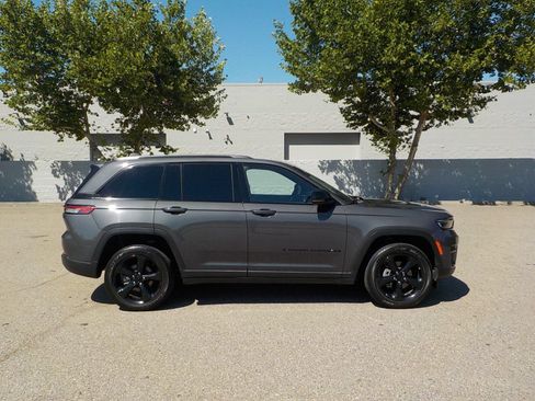 Used 2024 Jeep Grand Cherokee Altitude AWD/4WD image 8