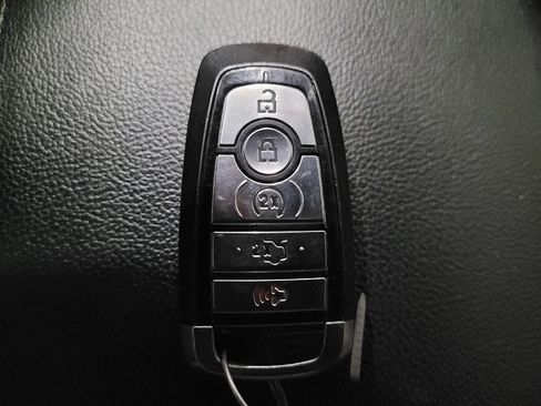 Used 2018 Ford Explorer XLT w/ Equipment Group 202A AWD/4WD image 32