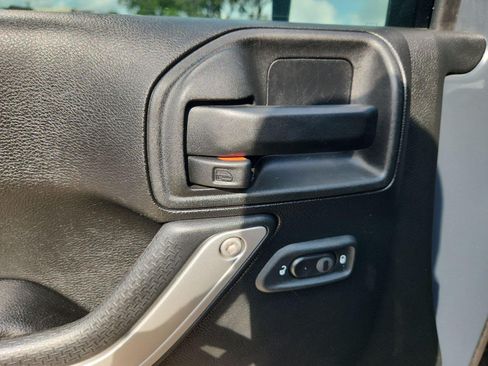 Used 2016 Jeep Wrangler Unlimited Rubicon w/ Connectivity Group AWD/4WD image 22