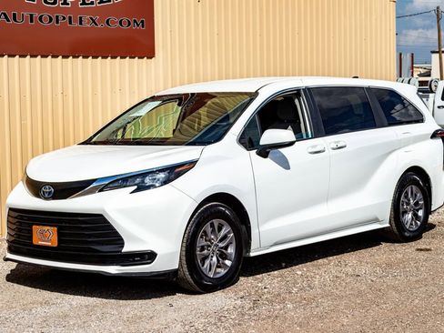 Used 2024 Toyota Sienna LE image 8