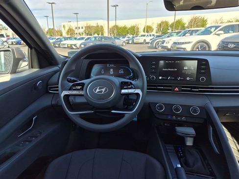 Used 2025 Hyundai Elantra SE image 23